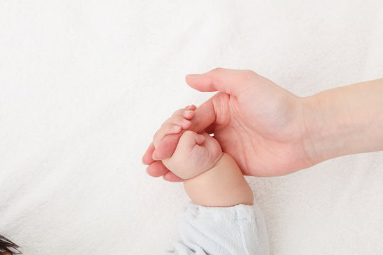 赤ちゃん・手を握る