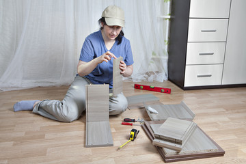 Woman nightstand assembly, bonding parts of the drawer.