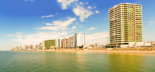 Fototapeta premium Pacific ocean beach in Salinas, Ecuador