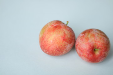 初夏の果物　プラム