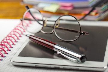 Business Objects office expanded in composition on a table