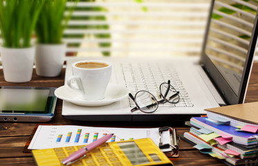 Business Objects office expanded in composition on a table