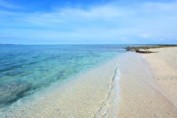 美しい沖縄のビーチと夏空