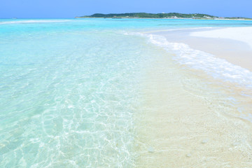 美しい沖縄のビーチと夏空