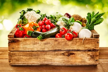 Fototapeten Holzkiste mit frischem Gemüse vom Bauernhof © exclusive-design