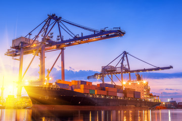 Obraz premium Twilight scene beside of the cargo ship terminal.