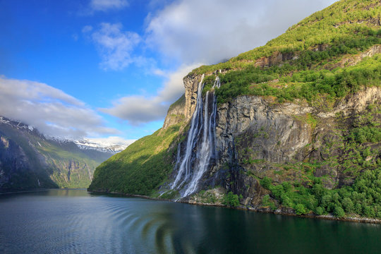 Der Sieben Schwestern Wasserfall am Geirangerfjord im Morgenlicht