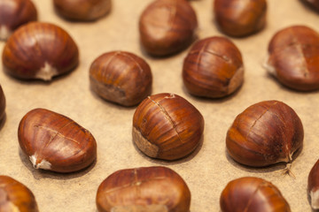 Heiße Maronen auf Blech