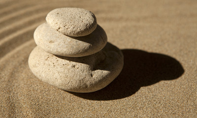 Fototapeta na wymiar galets zen sur le sable
