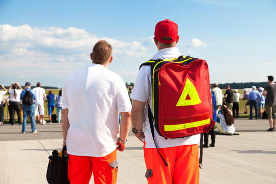 deutsche Sanitäter stehen an einem Flugfeld