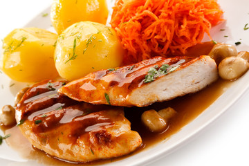 Grilled chicken fillet and vegetables