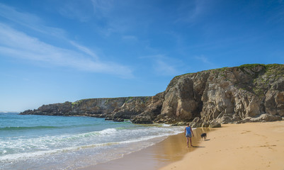 plage bretonne/personne avec chien à la plage