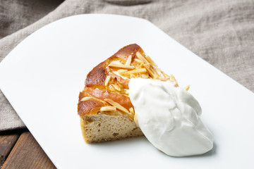 Apple pie with almonds