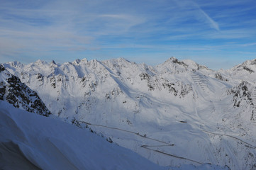 Fototapeta na wymiar Austria: Bergkulisse im Wintersportort Sölden im Tirol