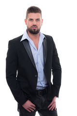 lässiger junger mann mit vollbart