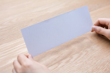 Obraz premium woman's hand holding white blank paper