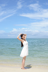 Fototapeta na wymiar 沖縄の海で寛ぐ女性 