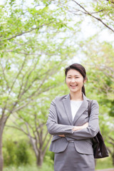 腕組みをするビジネスウーマン、新緑