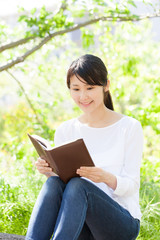 読書をする女性、屋外、笑顔