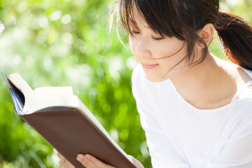 読書をする女性、屋外、笑顔