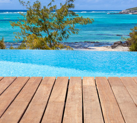 Fototapeta premium piscine à débordement sur plage de l'île Rodrigues 