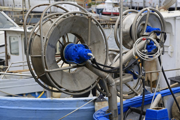 Im Hafen von Sanremo (Ligurien): Fischkutter mit Transportrollen für die Netze 