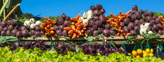 Feira de legumes e vegetais.
