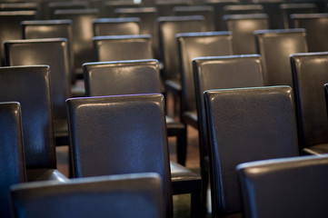 Naklejka premium Rząd krzeseł na sali konferencyjnej