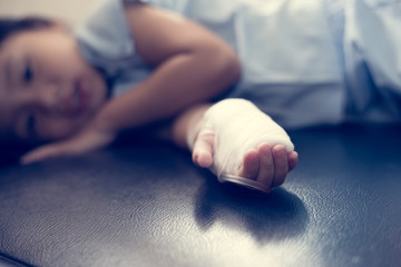 child get a vi drip in patient's hand