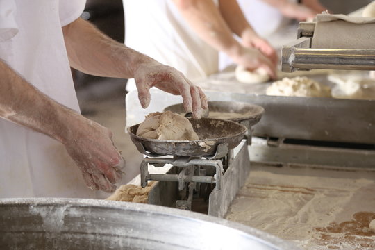 Produkcja chleba w piekarni 