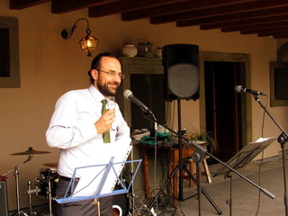 Cantante al piano bar - Prova...un, due e tre...prova!