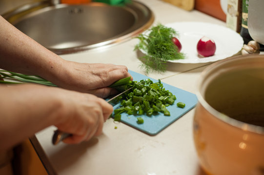 Woman cutting vegetables with a knife . женщина режет овощи ножом