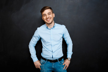 Obraz premium happy man over blackboard
