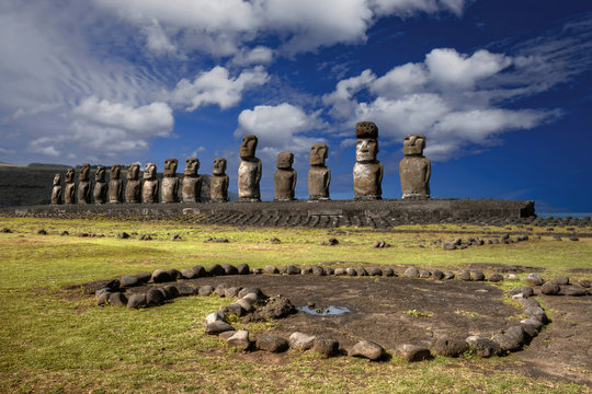 Die gr&ouml;&szlig;te Zeremonialplattform der Osterinsel der Ahu Tongariki mit f&uuml;nfzehn Moai Statuen an der S&uuml;dk&uuml;ste.
