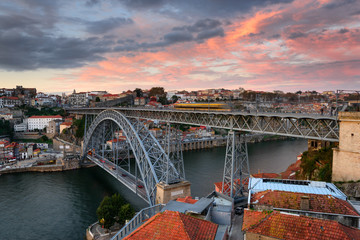 Ponte Dom Luis na cidade do Porto ao Pôr do Sol