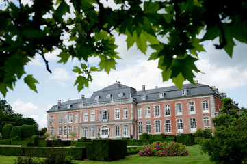 Het 18de eeuwse kasteel Hex in Belgie is bekend om zijn tuinen en rozen met de jaarlijkse rozendagen. - obrazy, fototapety, plakaty