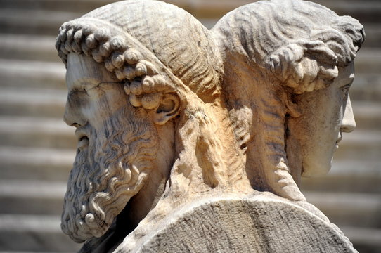 Athen- antike griechische Statue "Jugend und Alter" im Panathinaiko-Stadion, dem Olympiastadion der ersten Olympischen Spiele der Neuzeit im Jahr 1896