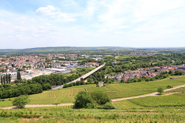 Fototapeta na wymiar Links Büdesheim, vorne rechts Münster-Sarmsheim, hinten rechts Dietersheim. In der Mitte die B9 und die Brücke über die Nahe. Blick vom Langenberg. (Juni 2016)