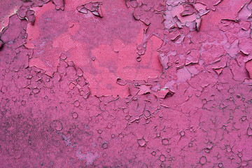 Фактурный цветной фон. Стена покрашенная старой фиолетовой красной розовой краской.

