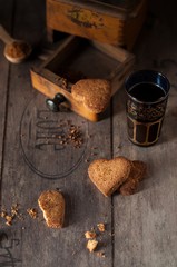 biscotti, caffè e vecchio macinino