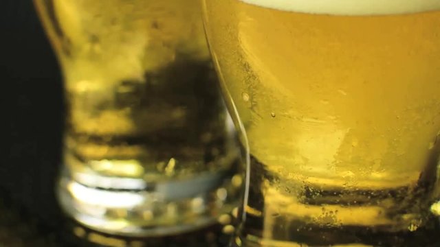 Enchendo o copo de cerveja