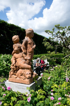Het 18de eeuwse kasteel Hex in Belgie is bekend om zijn tuinen en rozen met de jaarlijkse rozendagen.