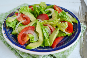 Salad with avocado, tomato, romaine lettuce and olive oil dressi