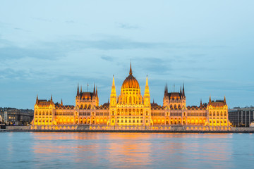 Obraz premium Budapest Parliament at dusk on the Danube river in Hungary.