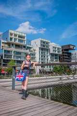 Fillettes devant des immeubles à Confluence à Lyon