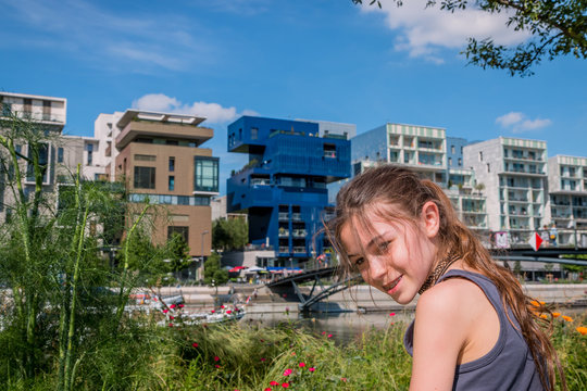 Fillettes devant des immeubles &agrave; Confluence &agrave; Lyon