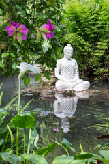 Boeddhabeeld in de tuin van Andre Heller in Gardone Riviera, Lombardia, Italië