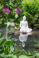 Tuinposter Boeddha Boeddhabeeld in de tuin van Andre Heller in Gardone Riviera, Lombardia, Italië