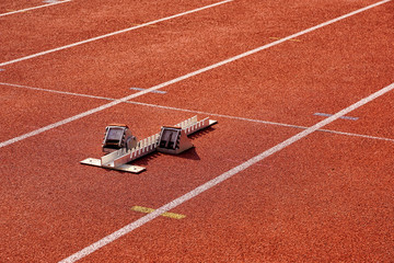 Laufbahnen bzw. Kampfbahnen auf einem Sportplatz