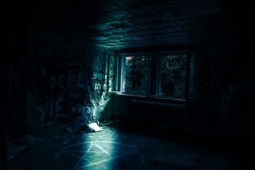 Gruseliges dunkles Zimmer mit Pentagramm